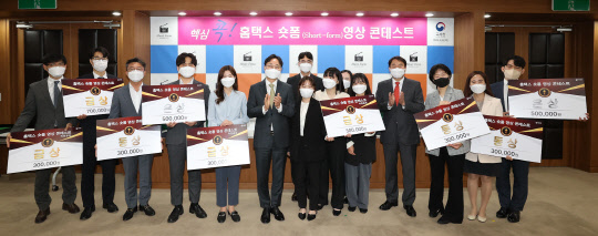 좌측부터 박형민, 곽주권(국세청) 이유진 중부청, 도영수(국세청), 이지연(국세청) , 임광현 국세청 차장, 제주세무서 김나연, 정보화관리관 윤영석, 이은주(국세청) , 박연건, 김태훈(국세청) <국세청 제공>